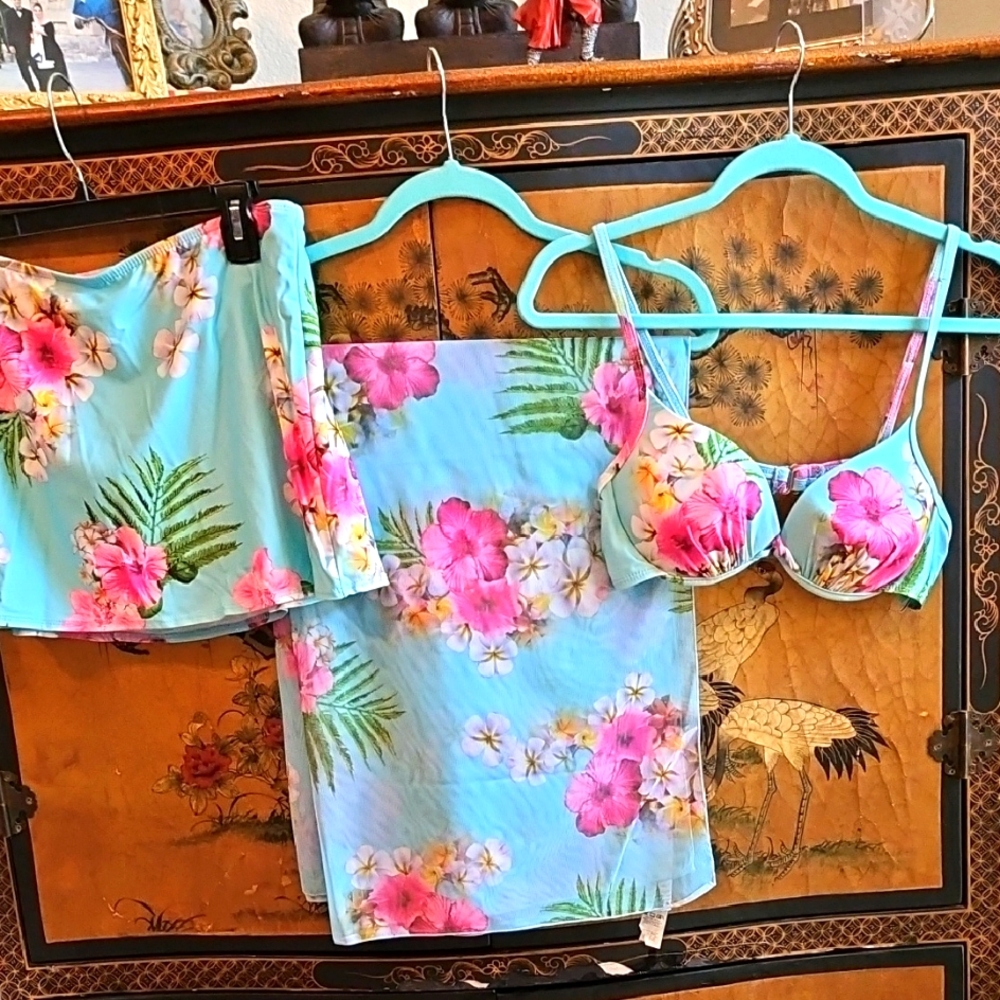 Beautiful Colour On Any Skin Type Bathing Set
